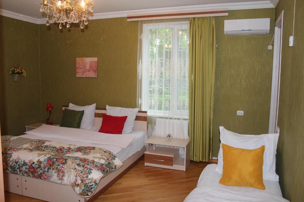 Postel nebo postele na pokoji v ubytování Family Hotel Lago & Wine Cellar