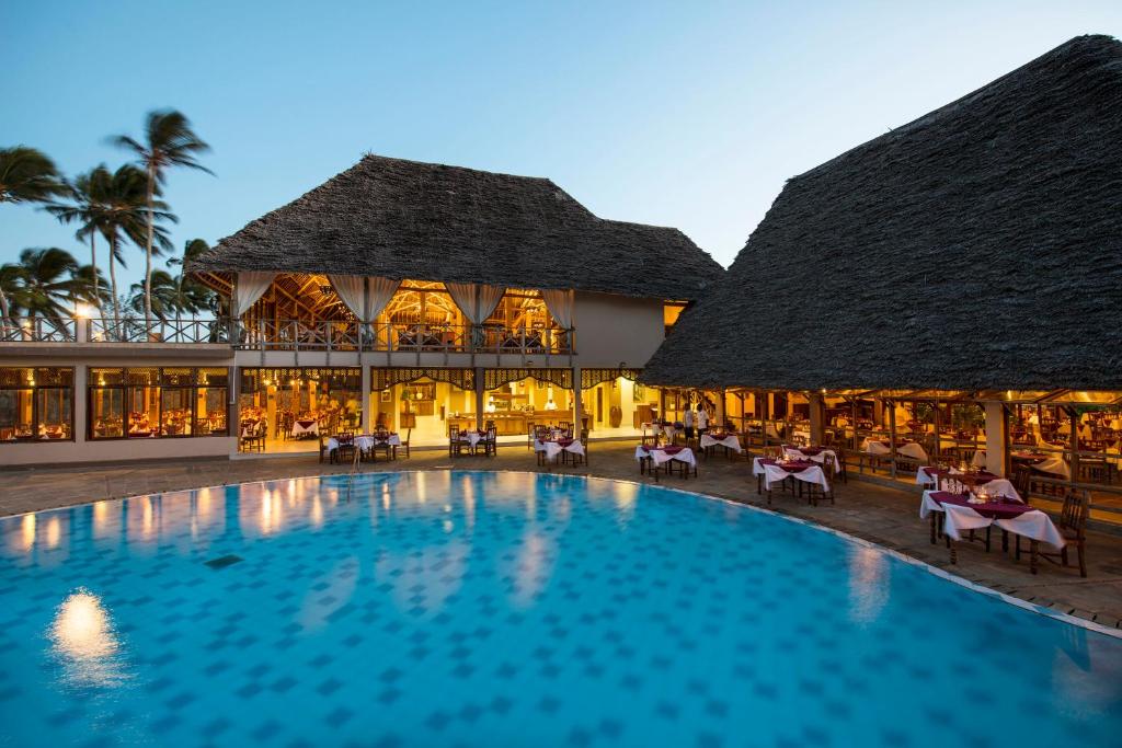 Bazén v ubytování Neptune Pwani Beach Resort & Spa Zanzibar - All Inclusive nebo v jeho okolí