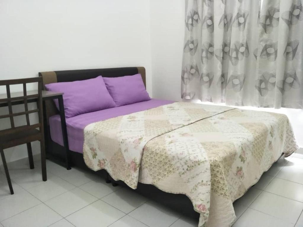 Tempat tidur dalam kamar di Enjoy Cozy 2 Room Condo at Mesahill Nilai (15 mins to KLIA)
