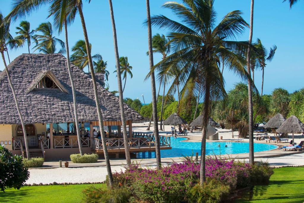 Bazén v ubytování Neptune Pwani Beach Resort & Spa Zanzibar - All Inclusive nebo v jeho okolí
