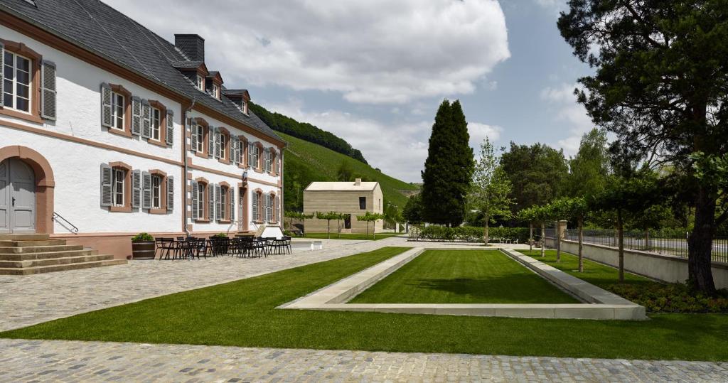 a courtyard of a building with a grass yard at Gästehaus Cantzheim in Kanzem