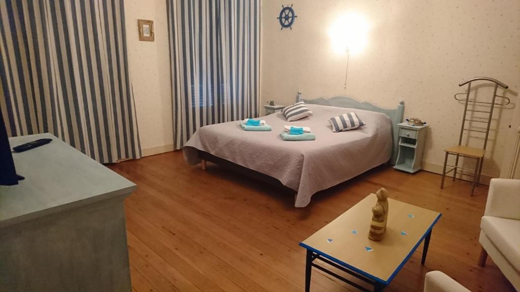 Postel nebo postele na pokoji v ubytování JOYEUX REVEIL
