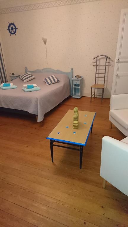 Postel nebo postele na pokoji v ubytování JOYEUX REVEIL