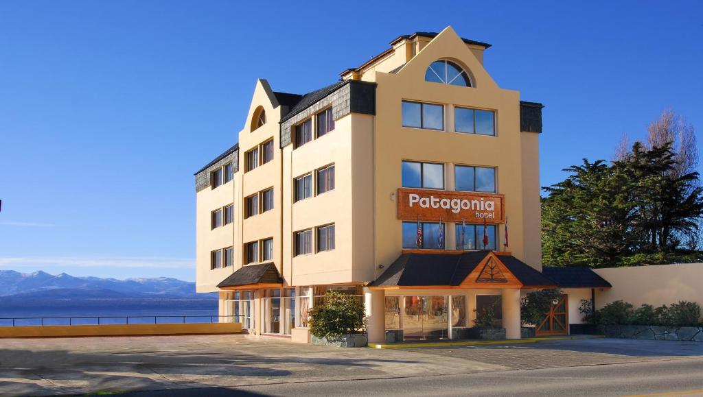 um edifício com um sinal na lateral em Patagonia Hotel em San Carlos de Bariloche