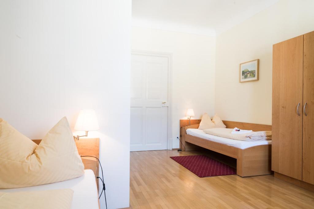 Postel nebo postele na pokoji v ubytování Gästehaus im Priesterseminar Salzburg