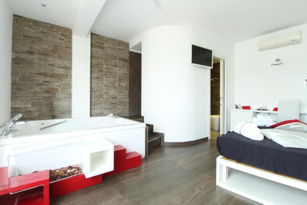een slaapkamer met een badkamer met een bad en een bed bij Caos Calmo in Rome