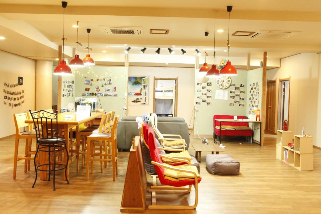 濟州的住宿－寶健旅館，客厅配有桌椅