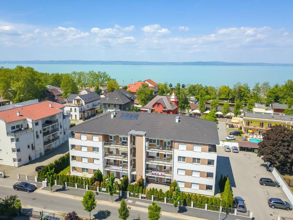 una vista aérea de una ciudad con aparcamiento en Royal Luxus Wellness Apartman, en Siófok