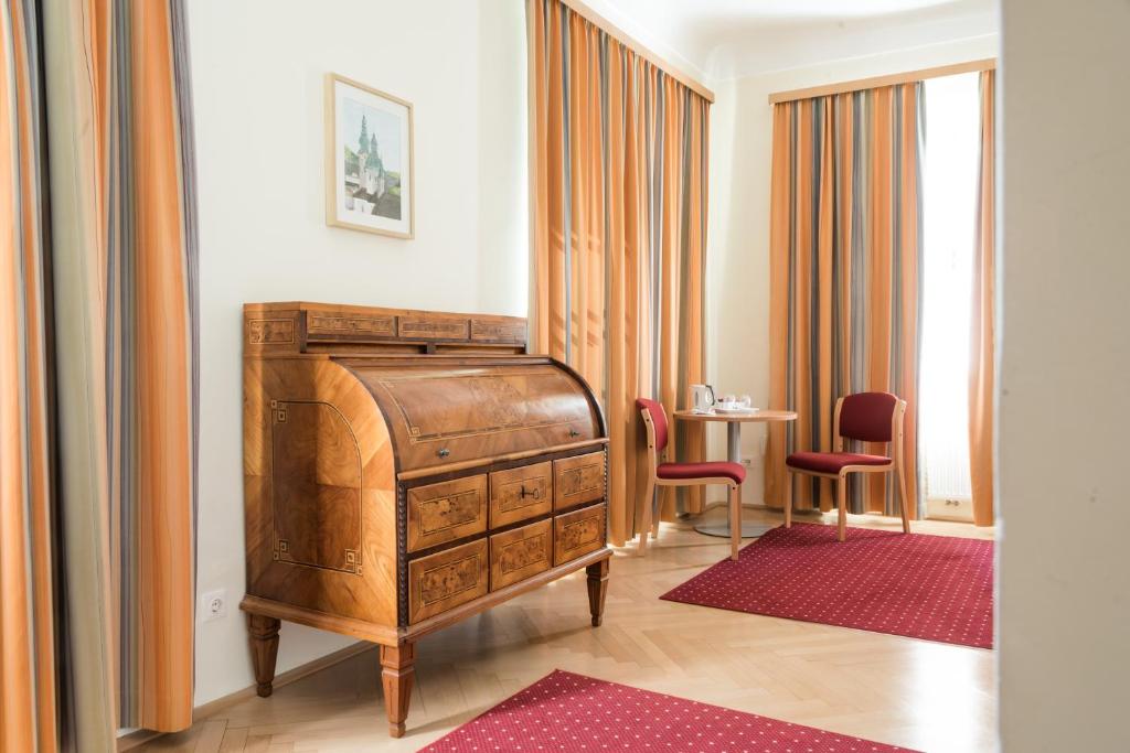 Postel nebo postele na pokoji v ubytování Gästehaus im Priesterseminar Salzburg