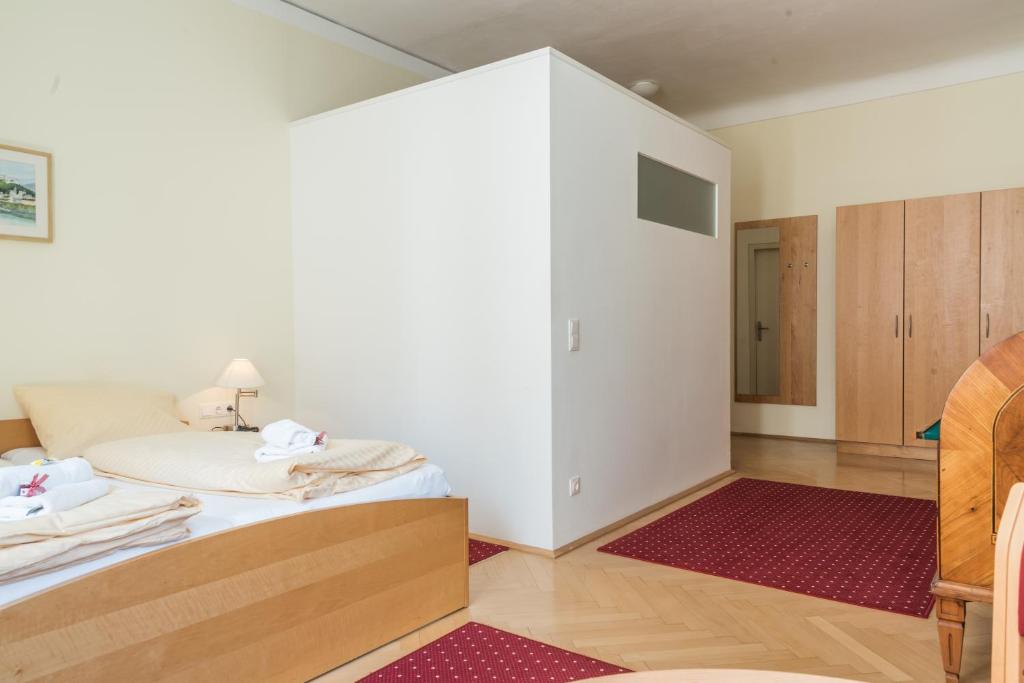 Postel nebo postele na pokoji v ubytování Gästehaus im Priesterseminar Salzburg