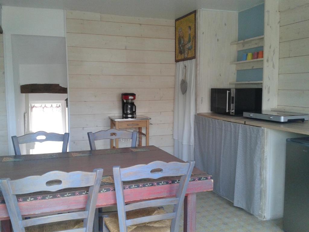 Una cocina o kitchenette en G&icirc;te de Gravelle