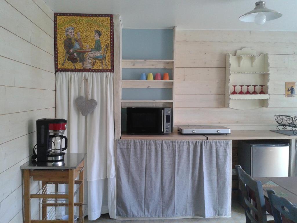 Una cocina o kitchenette en G&icirc;te de Gravelle