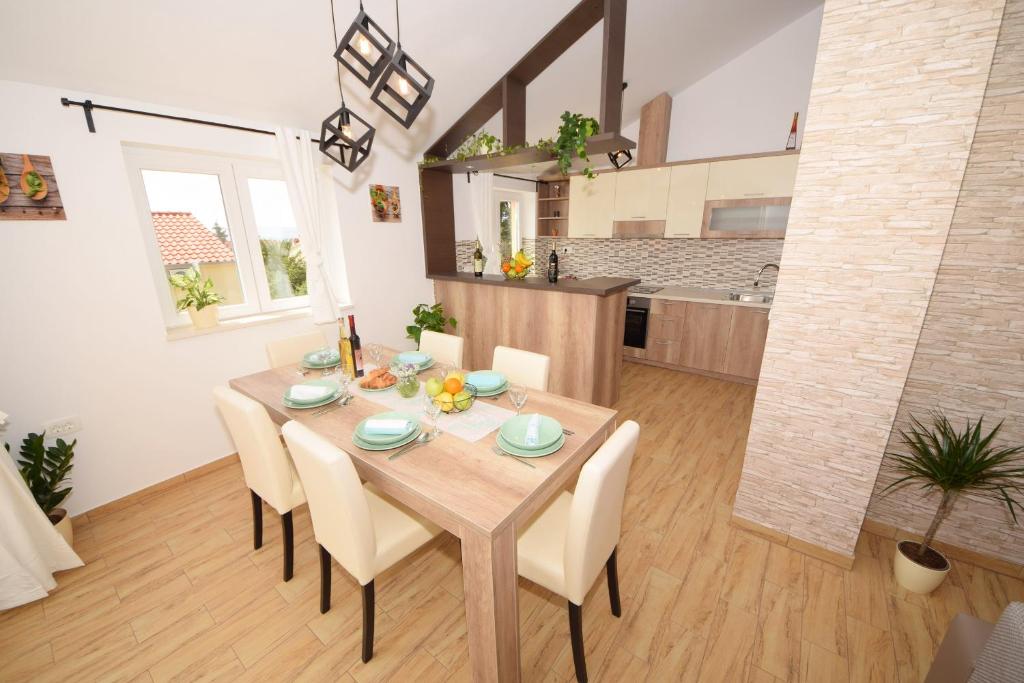 Kuchyňa alebo kuchynka v ubytovaní Luxury penthouse with jacuzzi in Orebić (Dalmatia)