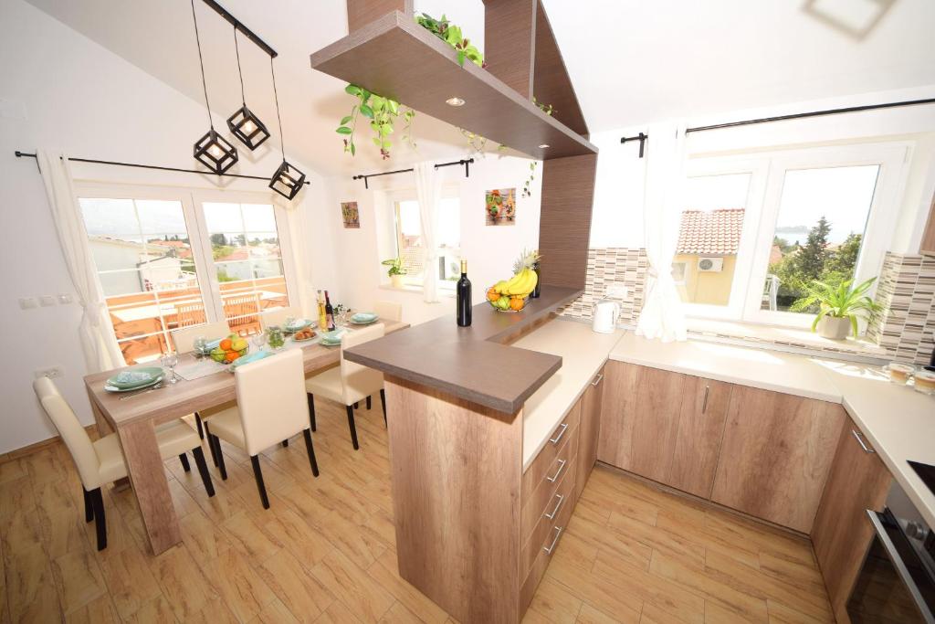 Kuchyňa alebo kuchynka v ubytovaní Luxury penthouse with jacuzzi in Orebić (Dalmatia)