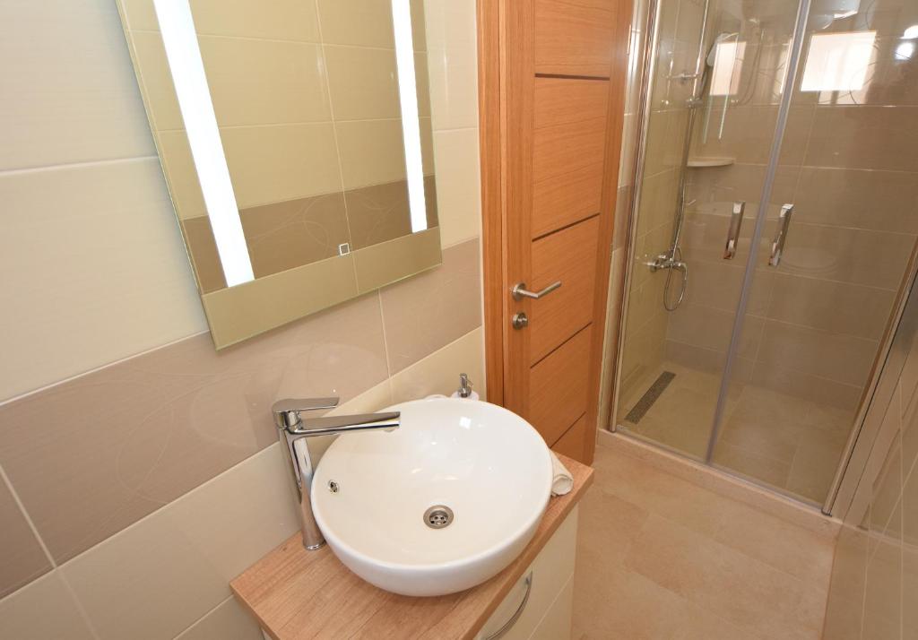 Kúpeľňa v ubytovaní Luxury penthouse with jacuzzi in Orebić (Dalmatia)