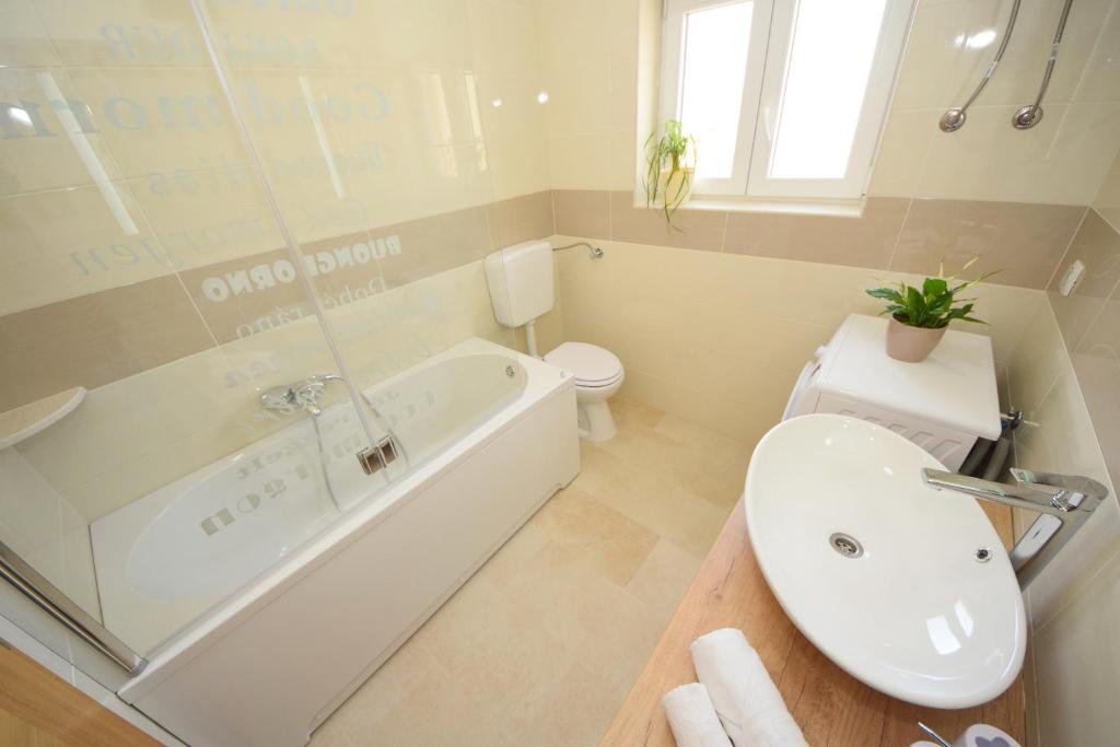 Kúpeľňa v ubytovaní Luxury penthouse with jacuzzi in Orebić (Dalmatia)