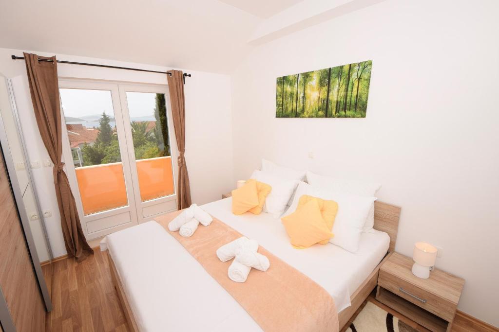 Posteľ alebo postele v izbe v ubytovaní Luxury penthouse with jacuzzi in Orebić (Dalmatia)