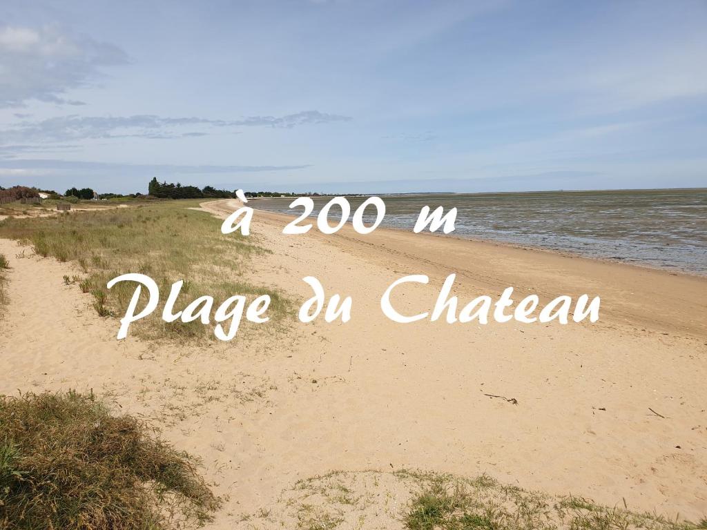 een plek op een strand in chitzerland bij Adopt'île in Le Château-dʼOléron