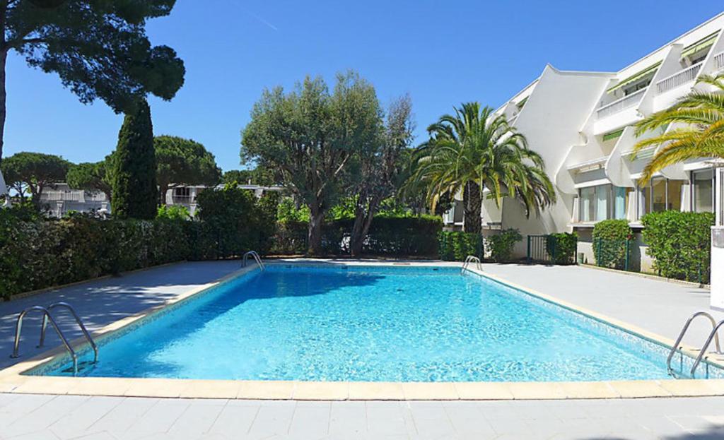 une piscine devant une maison dans l'établissement Port Vincent, à La Grande Motte