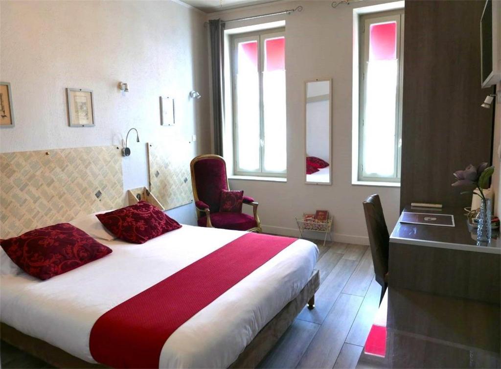 Ένα ή περισσότερα κρεβάτια σε δωμάτιο στο Hôtel Mille et une Feuilles