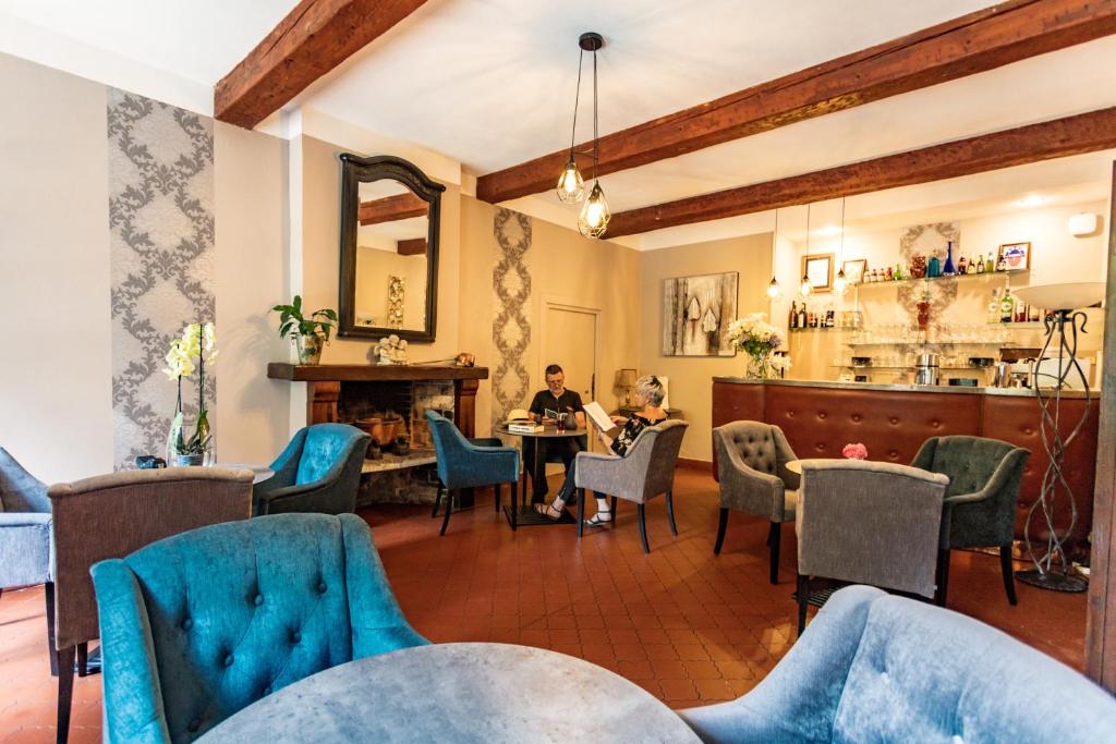 Posezení v ubytování Logis Hostellerie Du Grand Duc hôtel restaurant