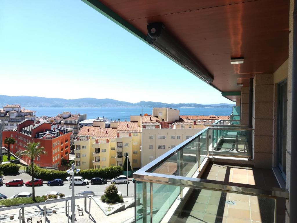 Blick auf die Stadt vom Balkon eines Gebäudes in der Unterkunft Apartamento Villa Clarita in Sanxenxo