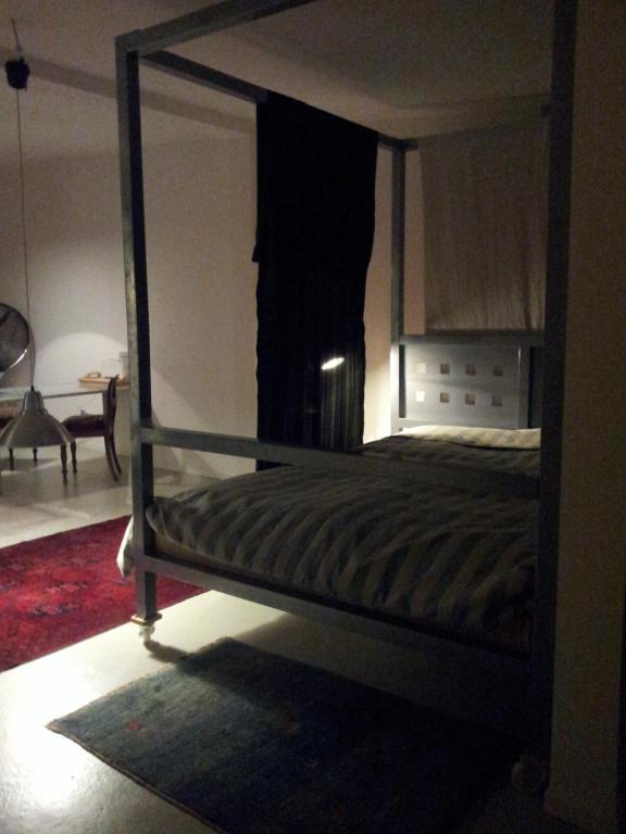 Prof Loft Berlin في برلين: غرفة نوم مع سرير بطابقين في غرفة