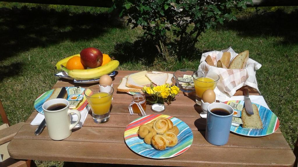 a picnic table with breakfast foods and drinks on it at Lithoktisto in Limniónas