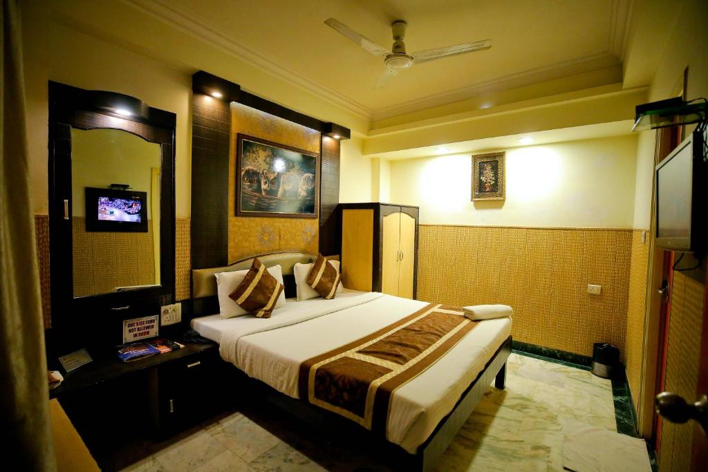 Postel nebo postele na pokoji v ubytování Hotel Moti Palace