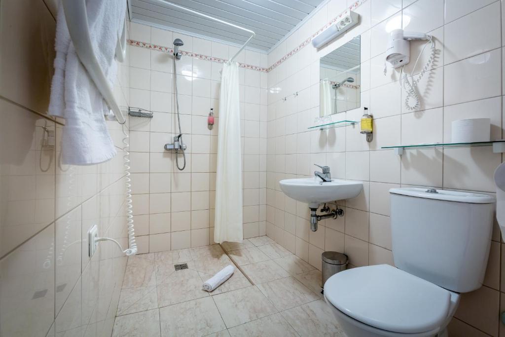 Koupelna v ubytování ARIBĖ Hotel Klaipėda, Free parking