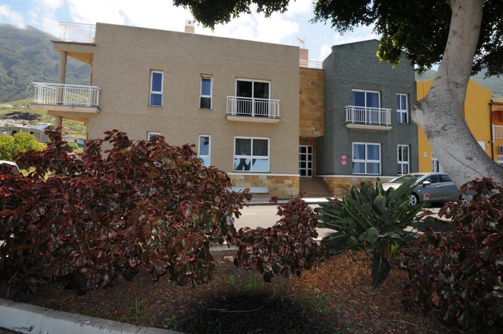 a building with a tree in front of it at Apartamentos Edalmar in Frontera