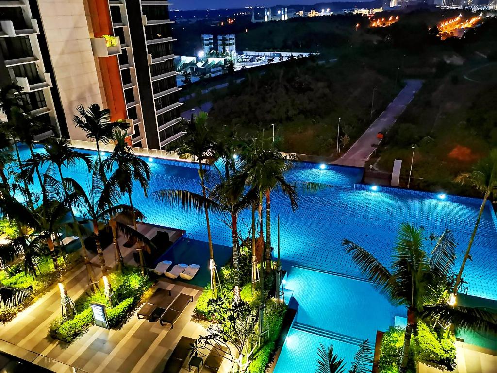 Bazén v ubytování Grand Medini Suites by RR JBcity nebo v jeho okolí