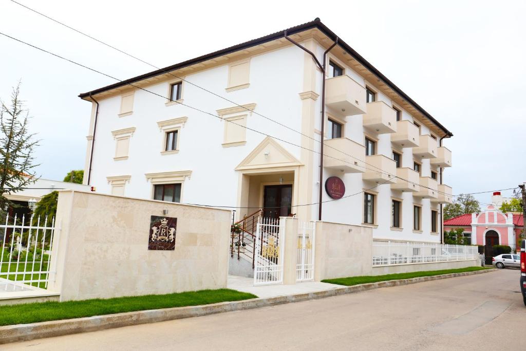 um edifício branco ao lado de uma rua em Royal Boutique Mangalia Breeze em Mangalia