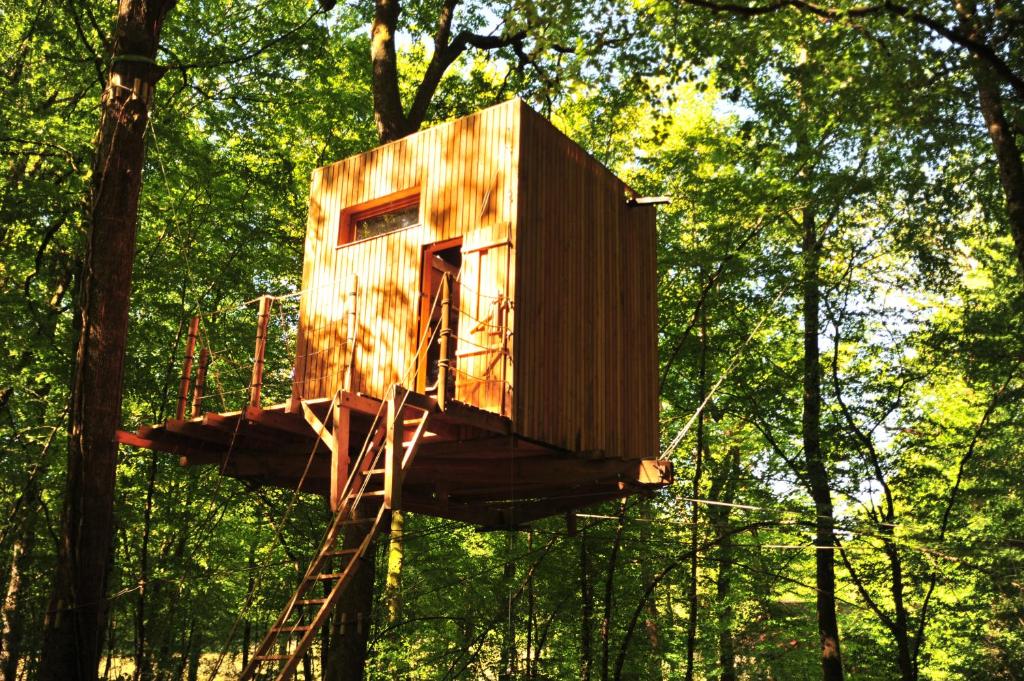 a tree house in the middle of the forest at Cabanes Espace Fouletot in Mont-sous-Vaudrey