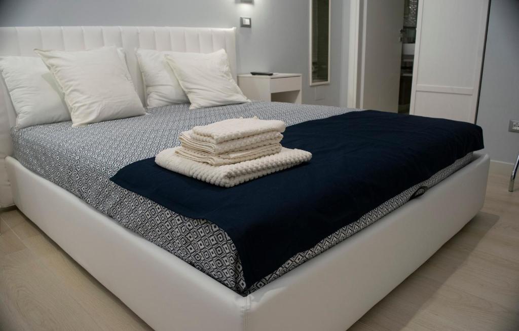 un letto con due asciugamani sopra di B&B OndeChic a Cagliari