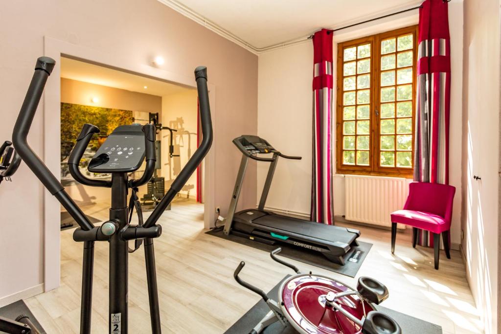 Fitness centrum a/nebo fitness zařízení v ubytování Logis Hostellerie Du Grand Duc hôtel restaurant