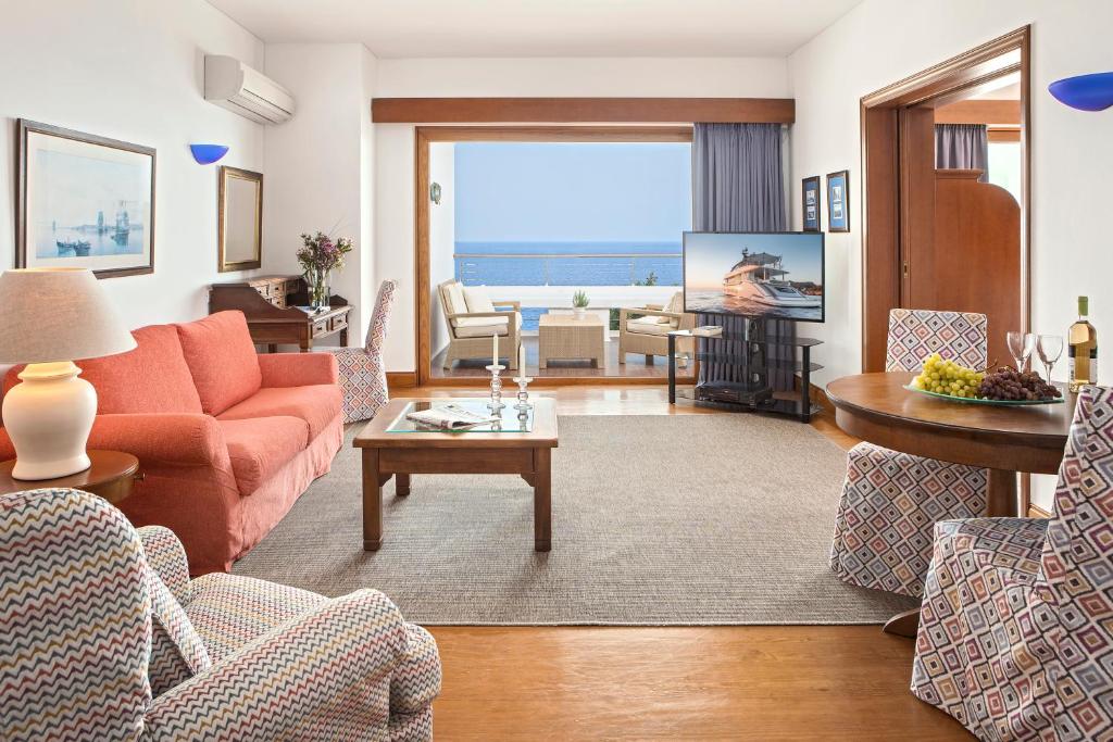 Гостиная зона в Elounda Beach Hotel & Villas, a Member of the Leading Hotels of the World