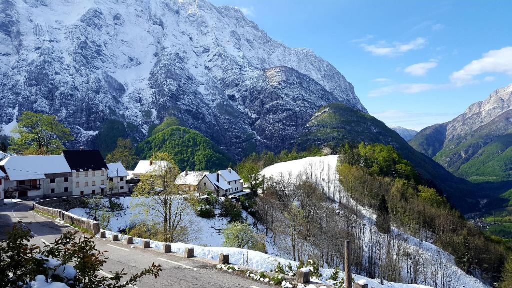 ein Dorf vor einem Berg in der Unterkunft Apartment Pohar in Log pod Mangartom