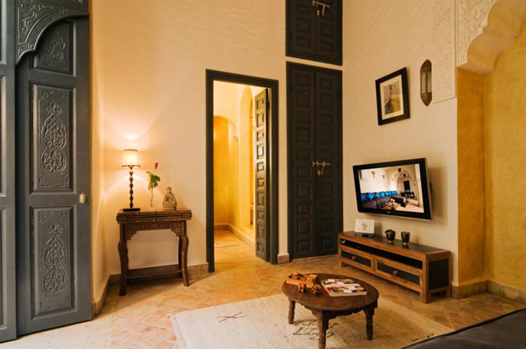 TV a/nebo společenská místnost v ubytování Riad Cinnamon by Marrakech Riad