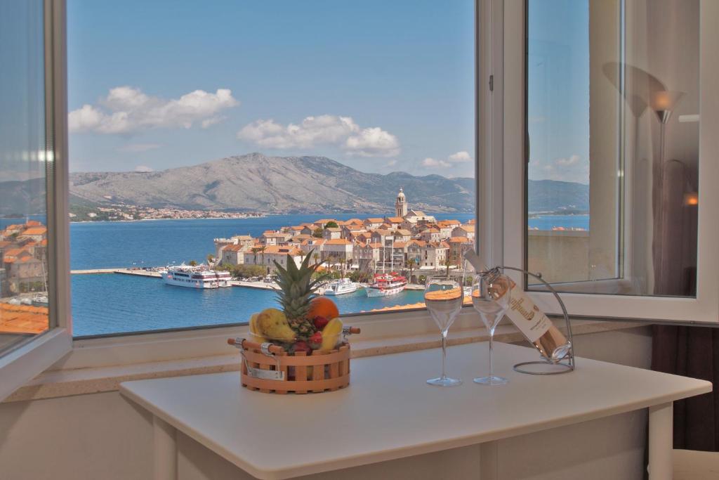 - une table avec des verres à vin et une vue sur la ville dans l'établissement Oasis Blue, à Korčula