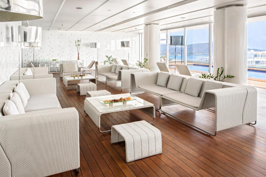 Гостиная зона в Elounda Beach Hotel & Villas, a Member of the Leading Hotels of the World