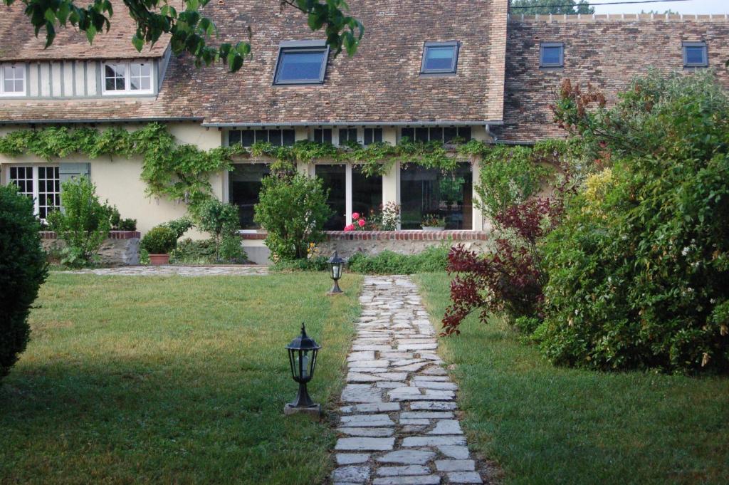 a stone path in front of a house at La Chaiserie in La Croix-Saint-Leufroy