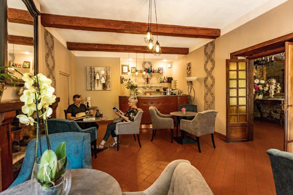 Posezení v ubytování Logis Hostellerie Du Grand Duc hôtel restaurant