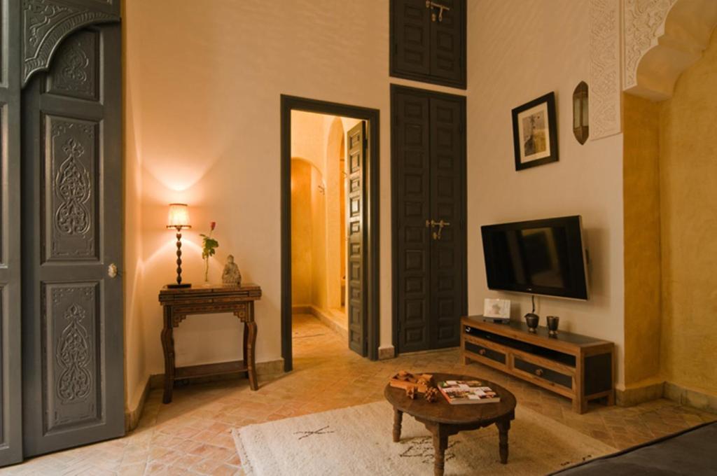 TV a/nebo společenská místnost v ubytování Riad Cinnamon by Marrakech Riad