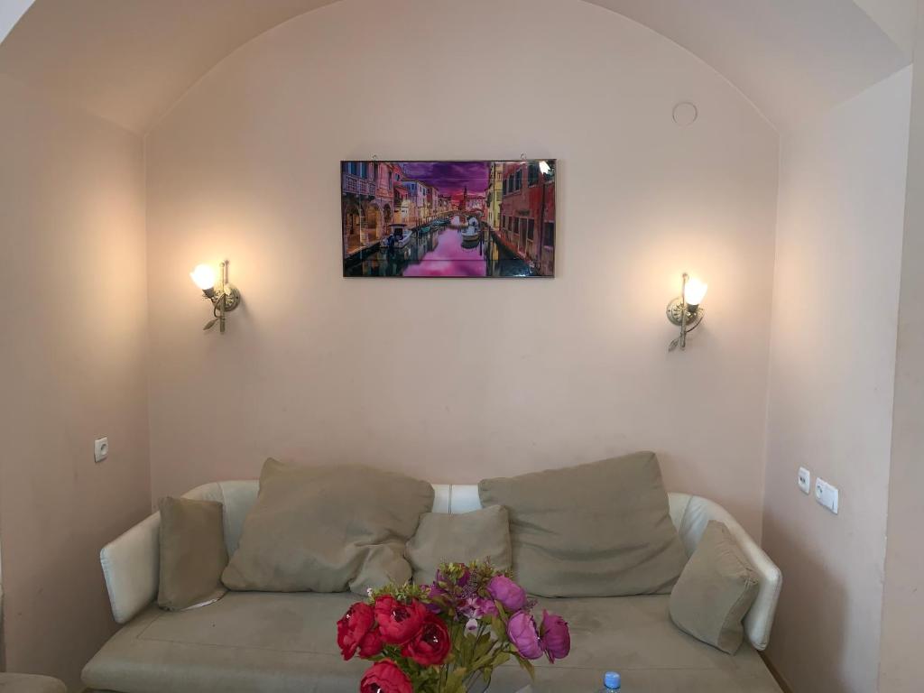 salon z kanapą i obrazem na ścianie w obiekcie House w mieście Tbilisi City