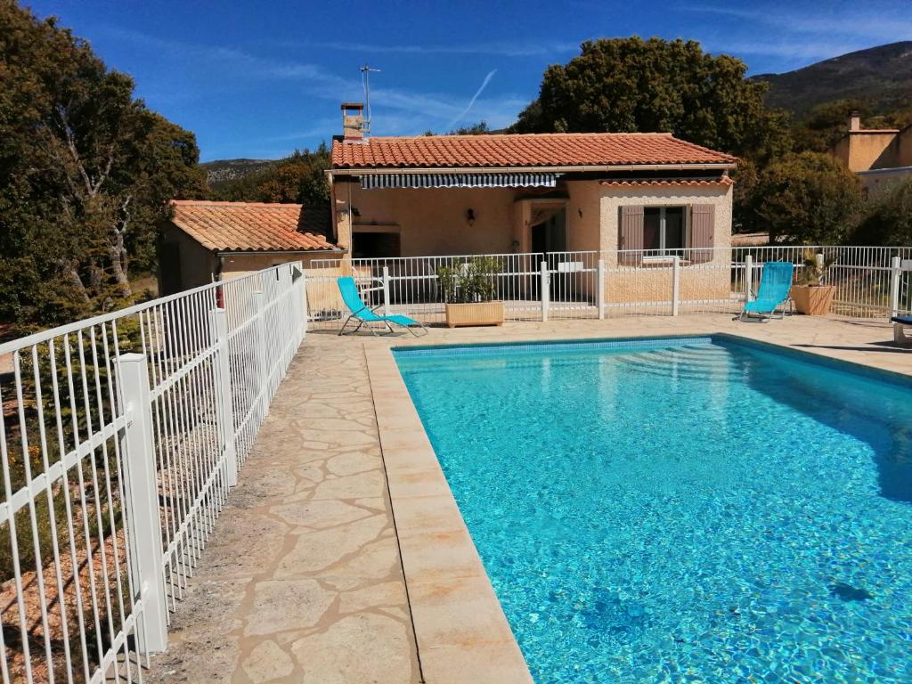 eine Villa mit einem Pool und einem Haus in der Unterkunft L'oustau des euses in Bédoin