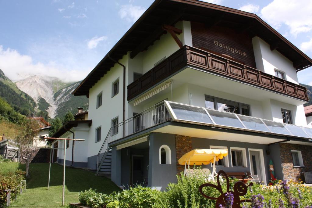 una casa con paneles solares en un lado en Galzigblick, en Pettneu am Arlberg