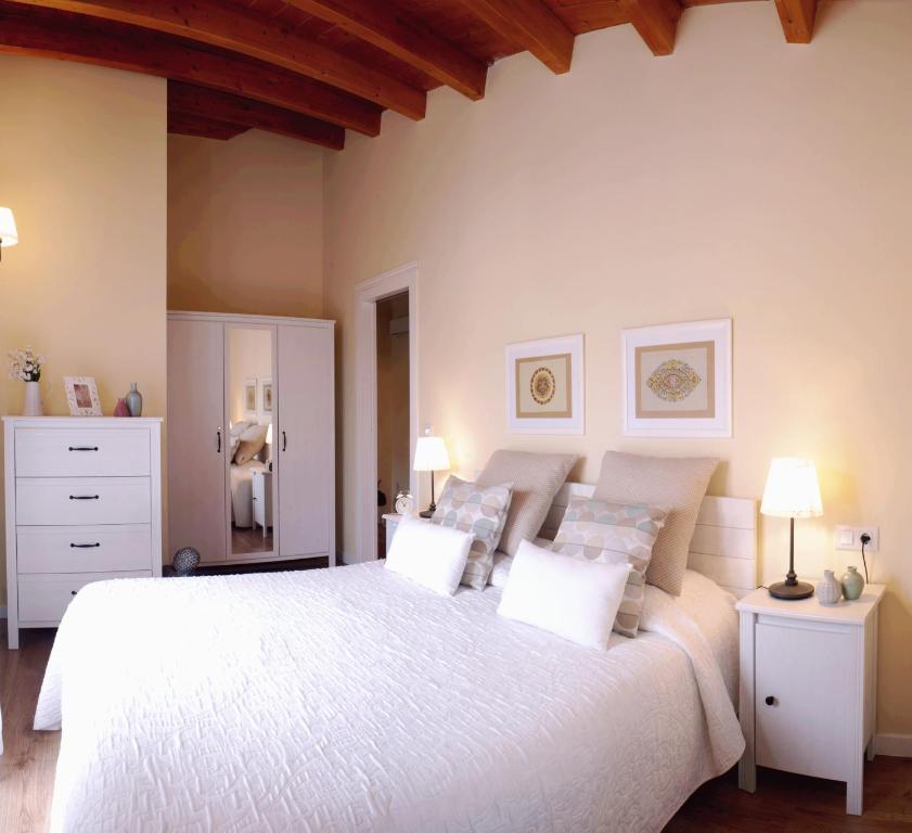 クエンカにあるLa Casita del Almendroのベッドルーム(白い大型ベッド、ランプ2つ付)