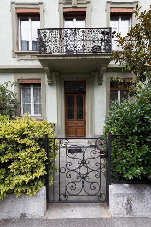 una casa con un cancello e un balcone di Gästezimmer Plänke a Biel