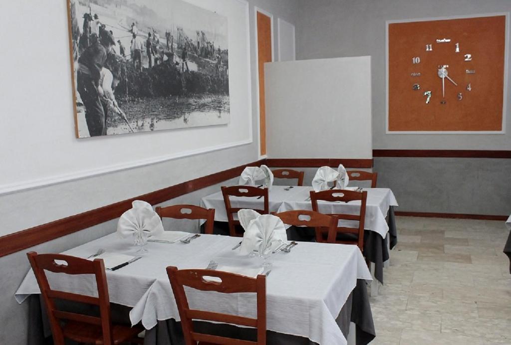 A restaurant or other place to eat at Hotel Derna